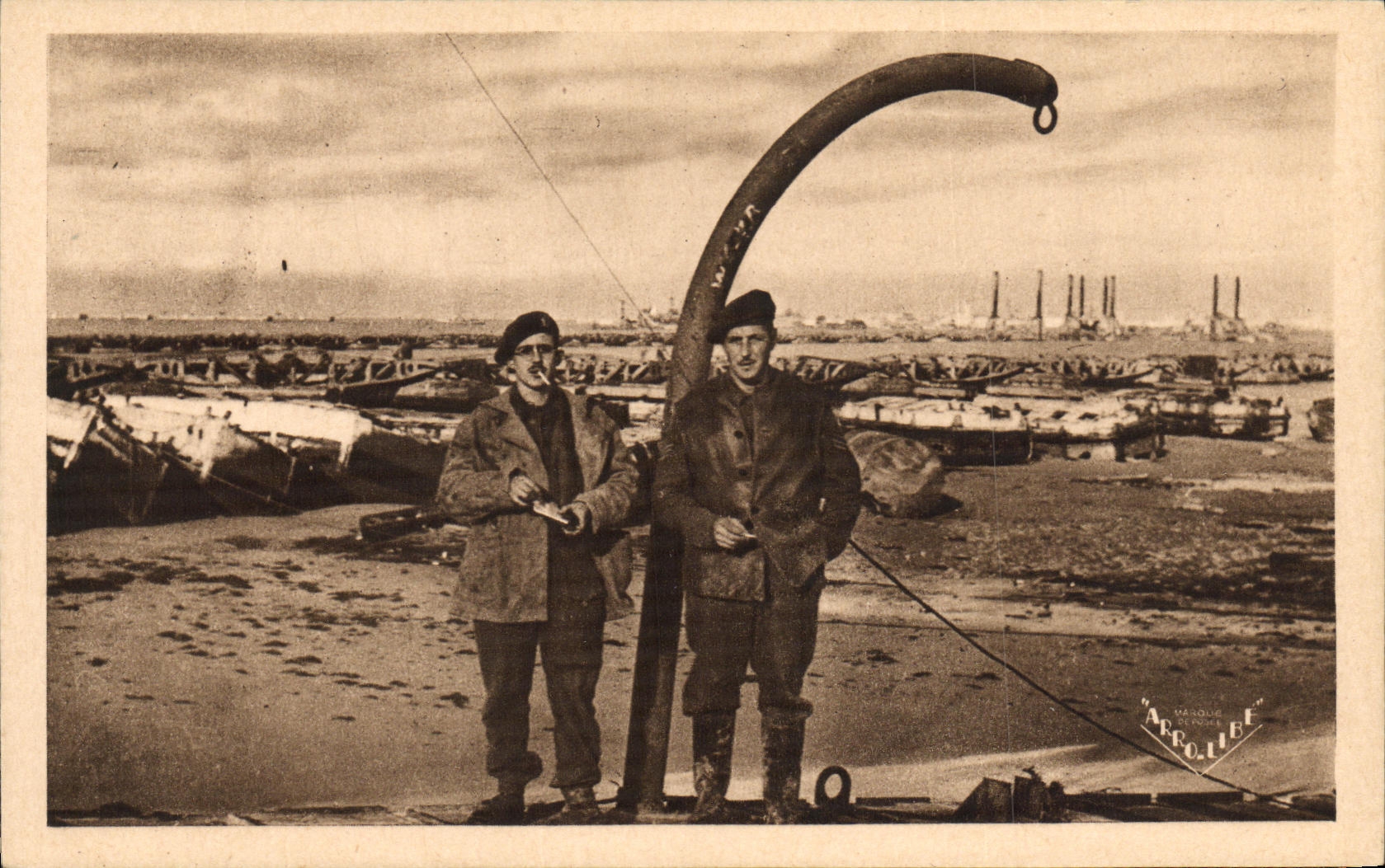 POSTAL Arromanches de la VENDIMIA les Bains el puerto del lanzamiento visto en el retiro portuario de Militaria