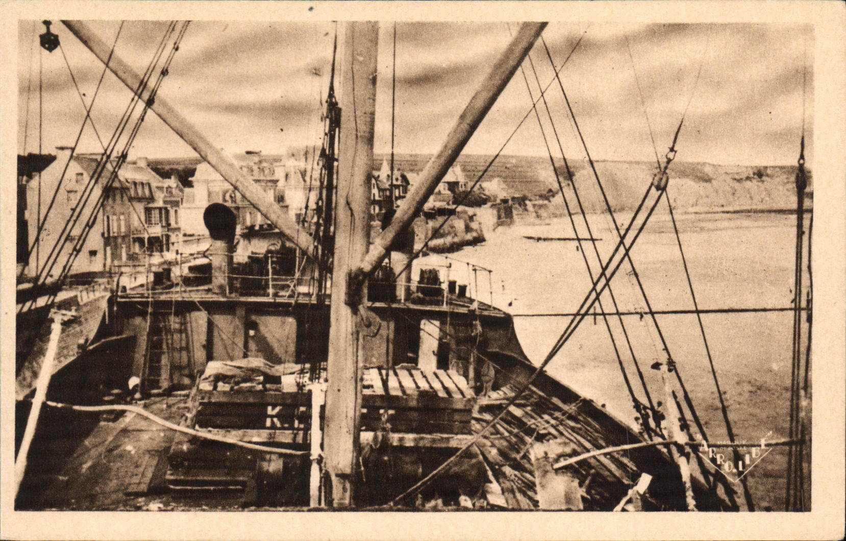 La POSTAL Arromanches de la VENDIMIA les Bains el puerto del lanzamiento visto en Komet falla el barco Militaria