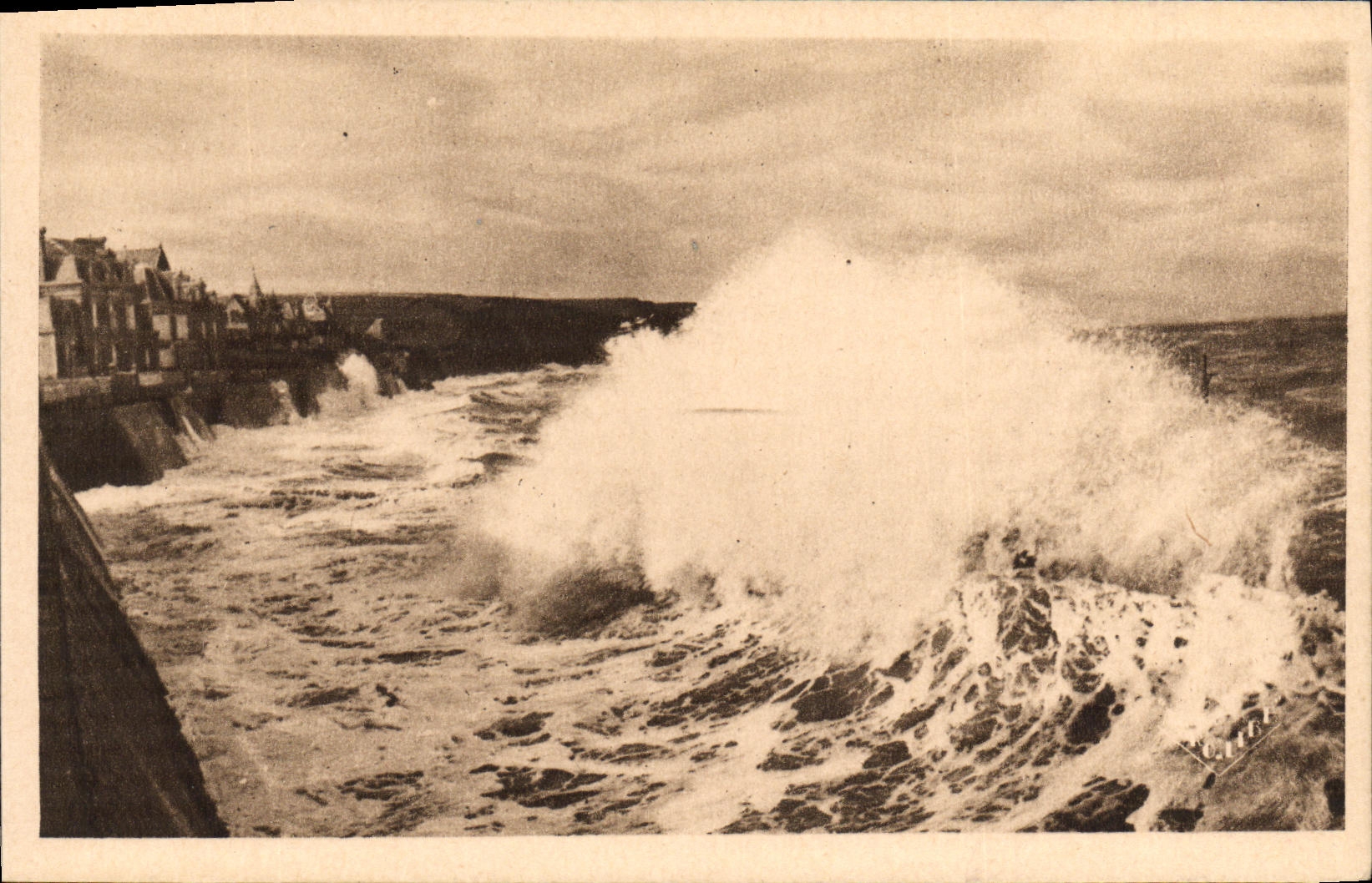 POSTAL Arromanches de la VENDIMIA les Bains el puerto del efecto del lanzamiento del mar por tormenta