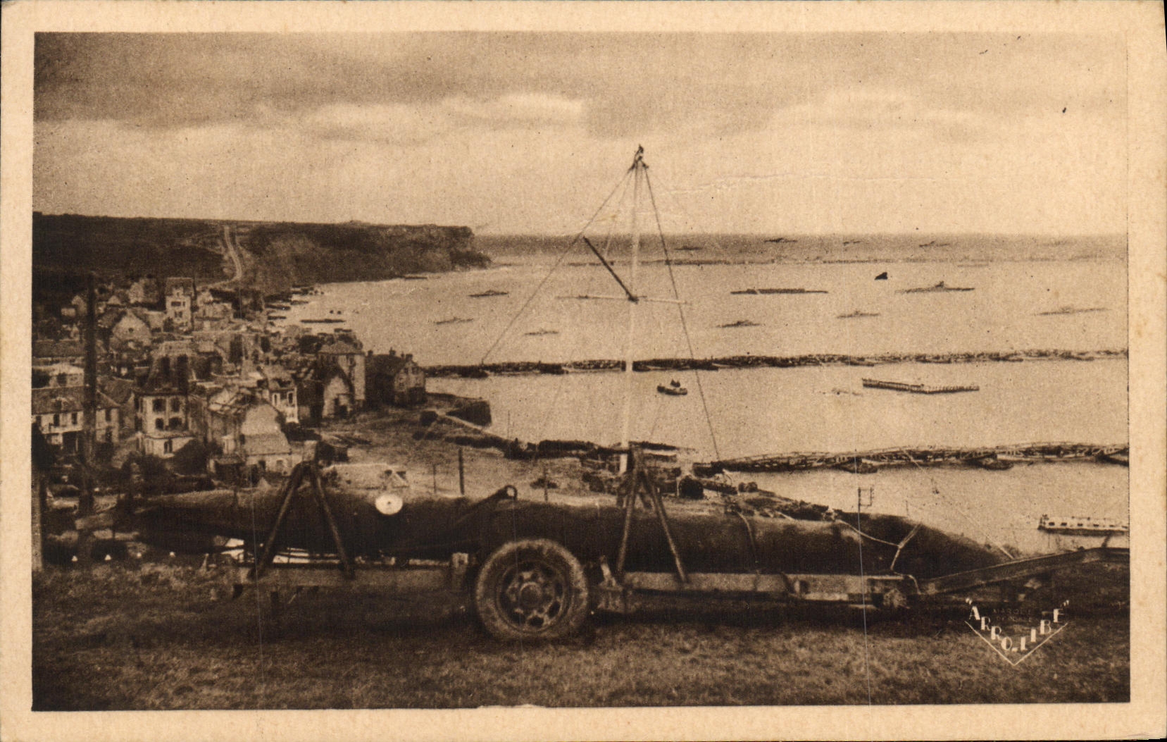 La POSTAL Arromanches de la VENDIMIA les Bains el puerto de la opinion del lanzamiento tomada del acantilado es Militaria