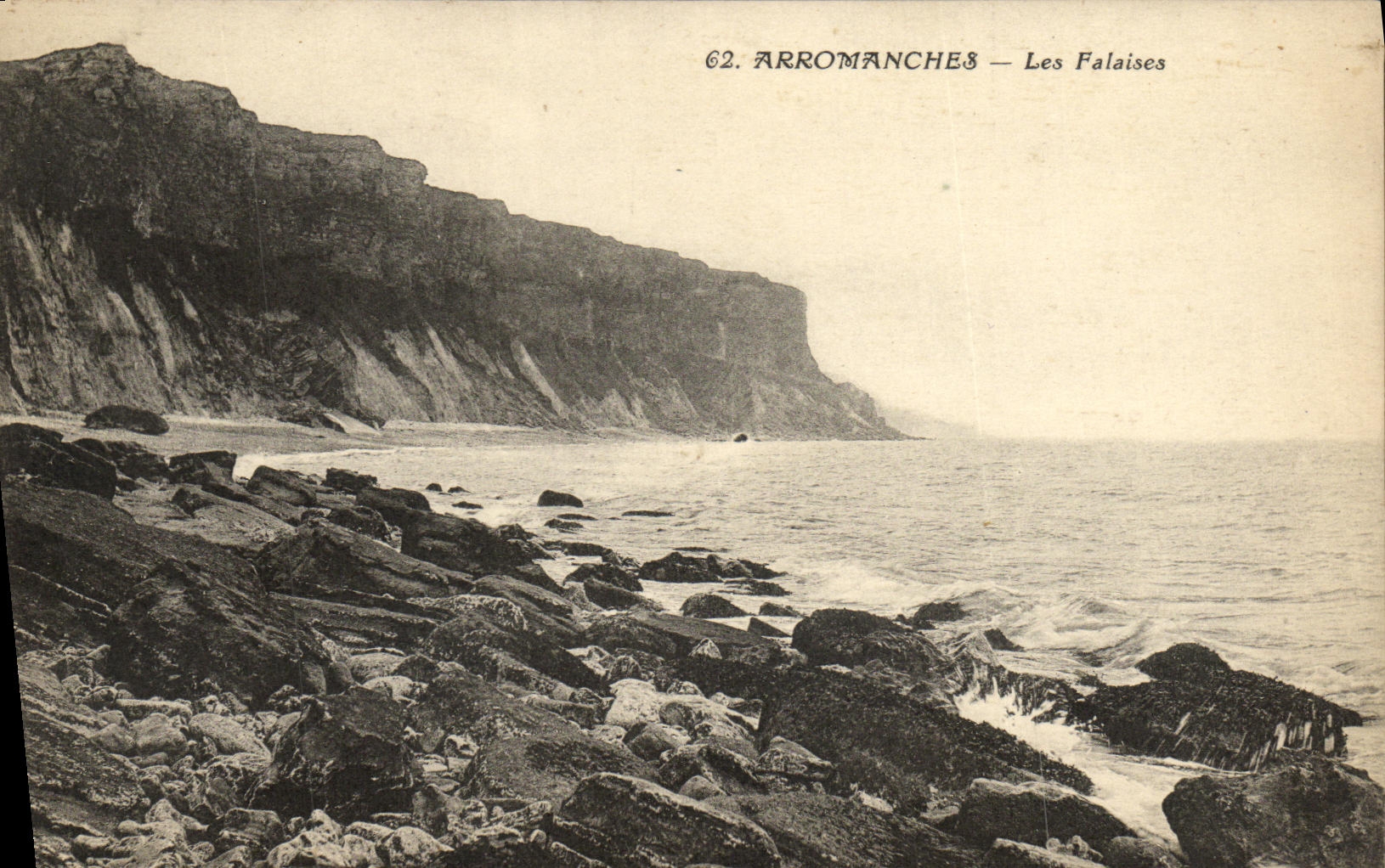 CPA Arromanches Les Falaises