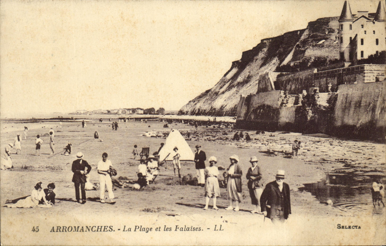CPA Arromanches La Plage et les Falaises