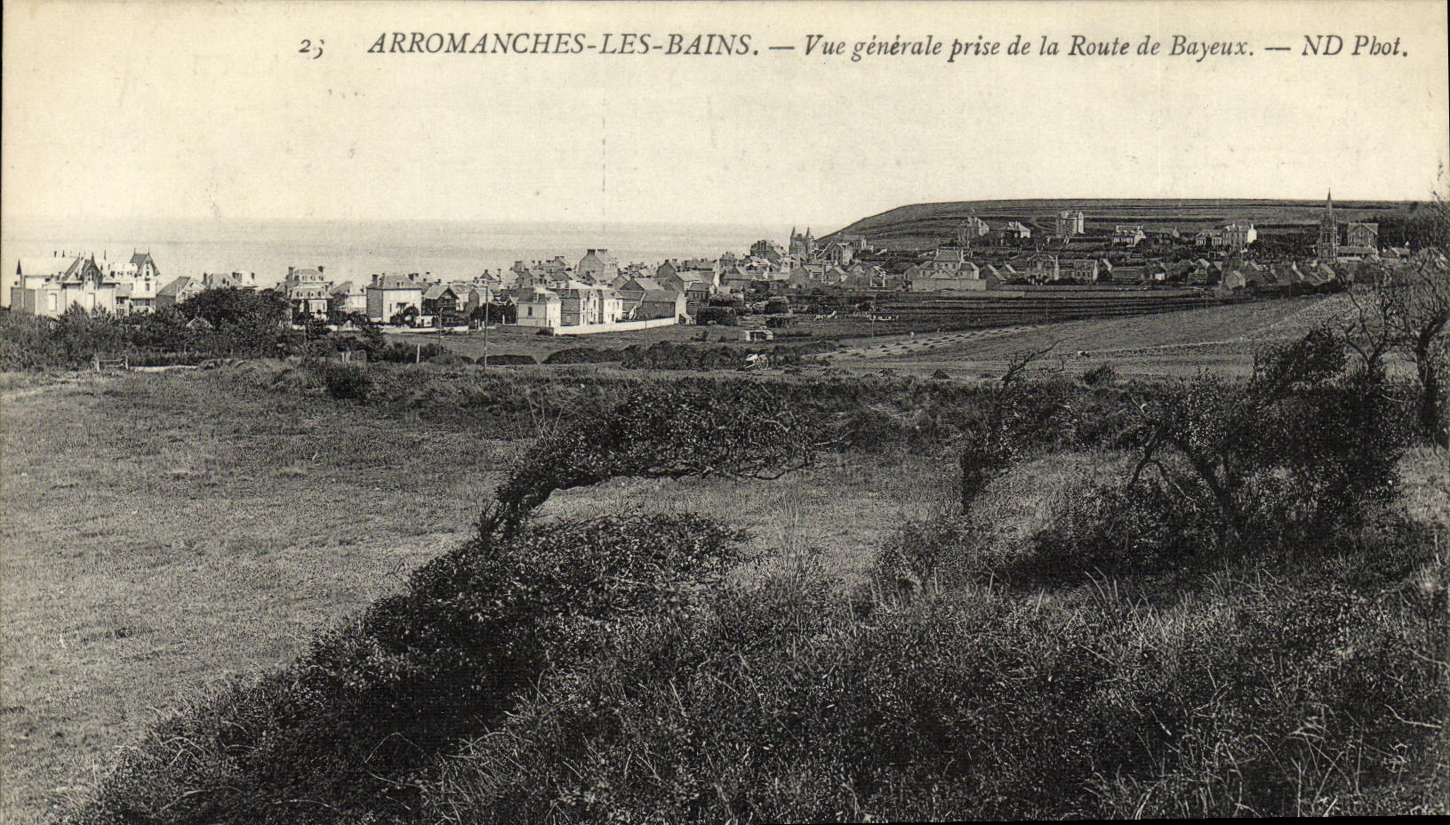 CPA Arromanches les Bains Vue generale prise de la Route de Bayeux