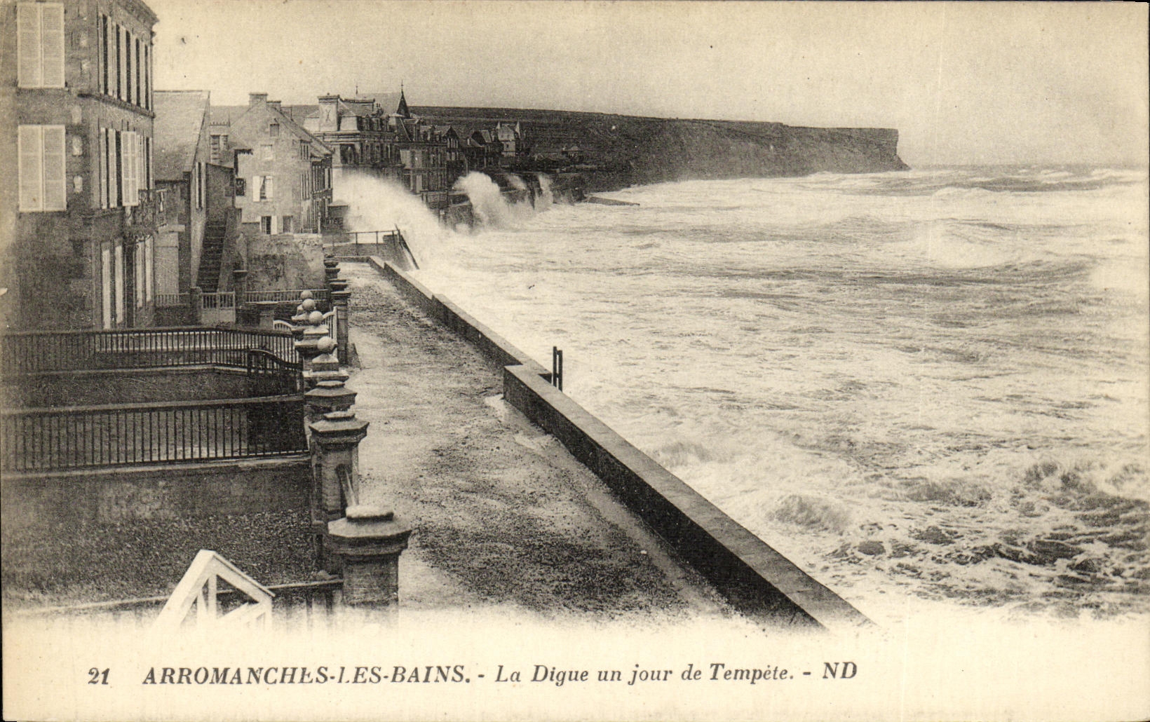 CPA Arromanches les Bains La Digue un jour de Tempete