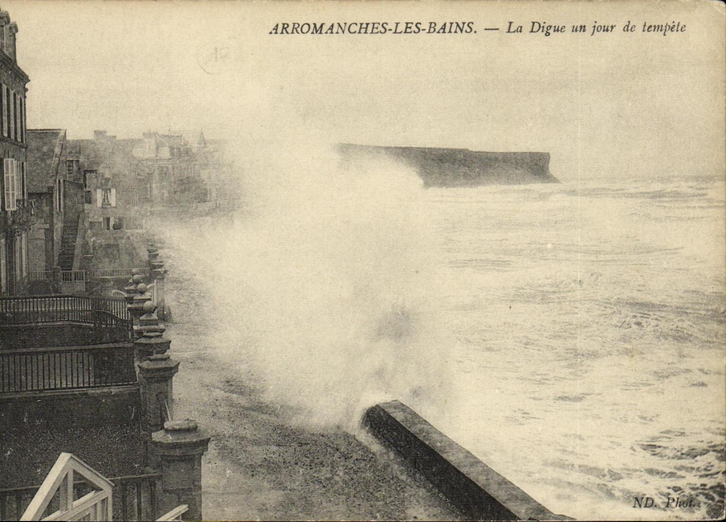 CPA Arromanches les Bains La Digue un jour de tempete