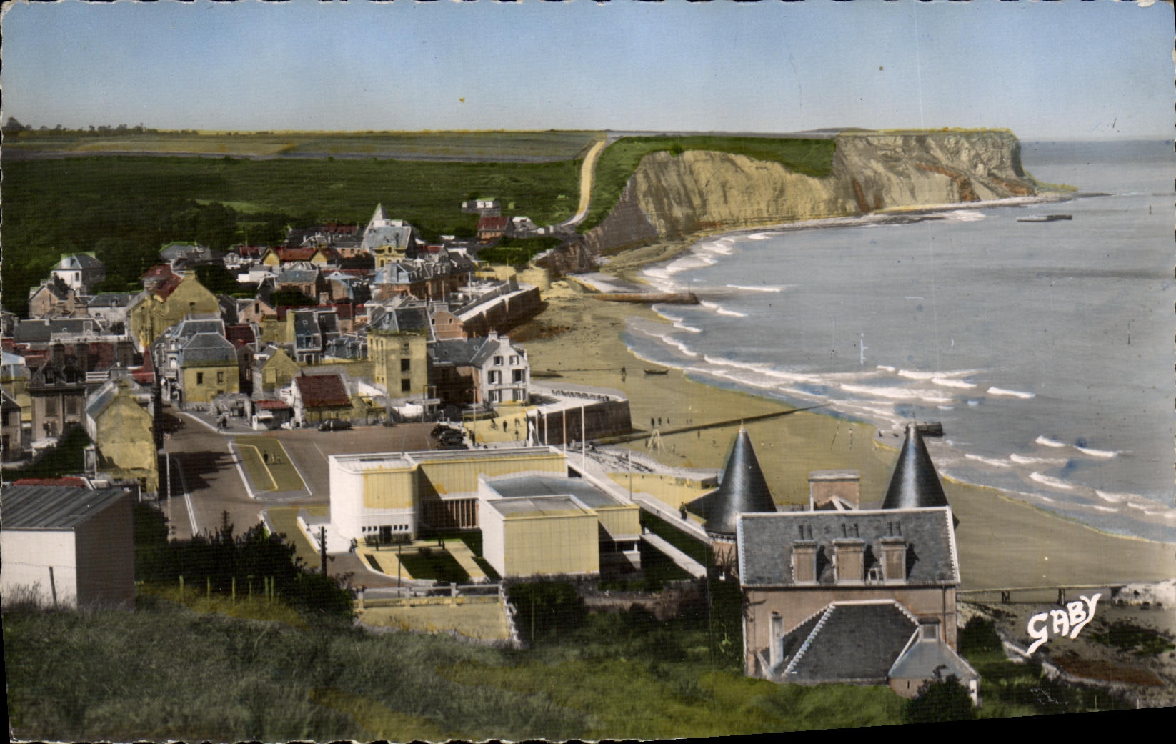 CPM Arromanches Vue d ensemble et les Tourelles