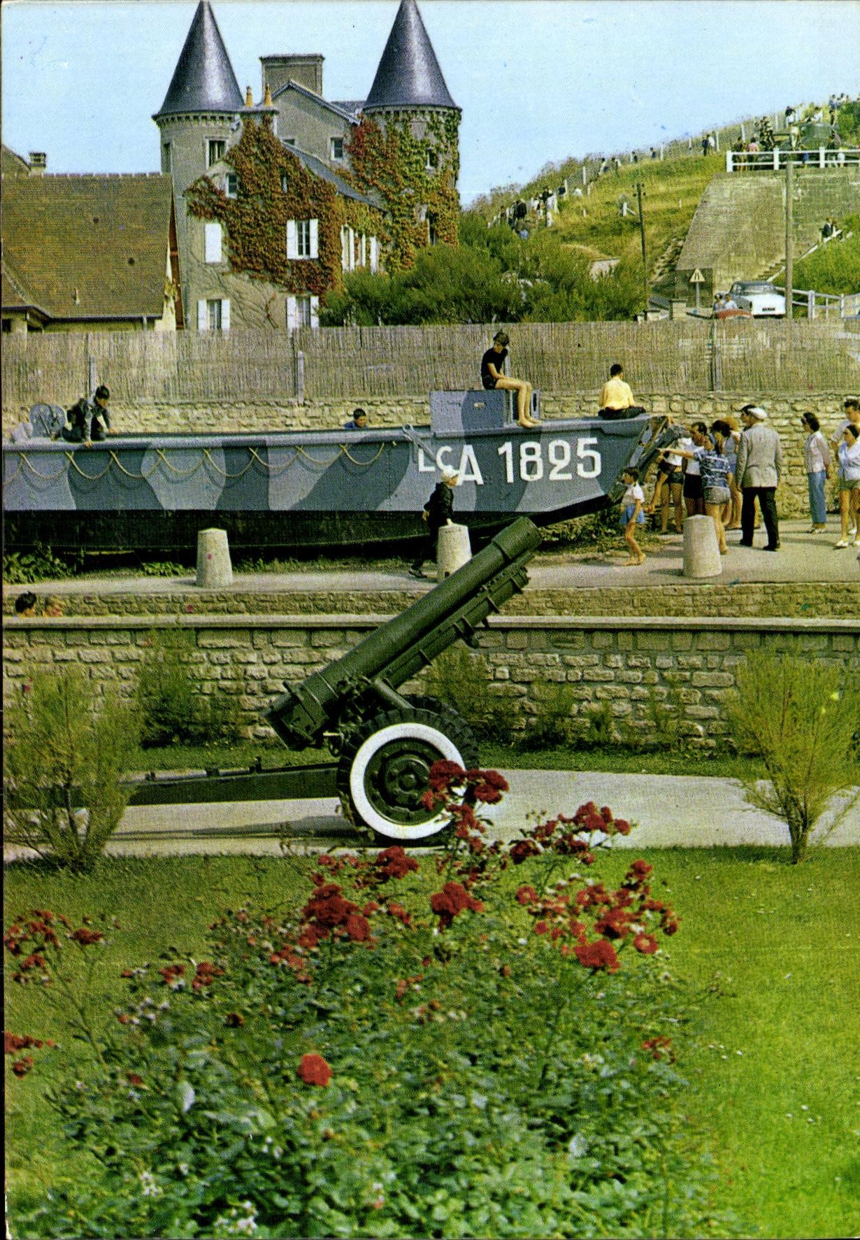 POSTAL MODERNA lancha a remolque de Arromanches y Canon de la descarga de Militaria