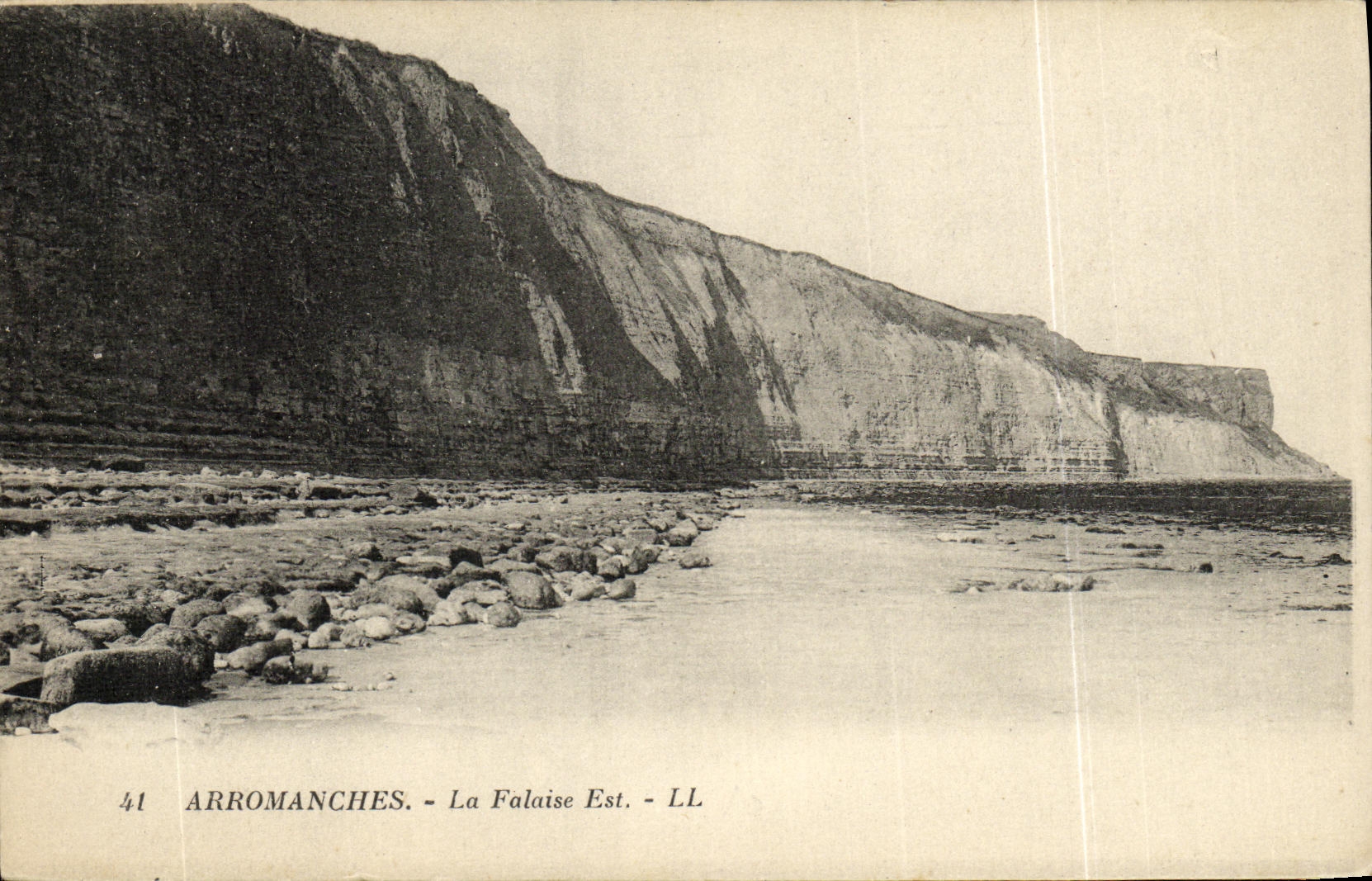La POSTAL Arromanches de la VENDIMIA el acantilado es
