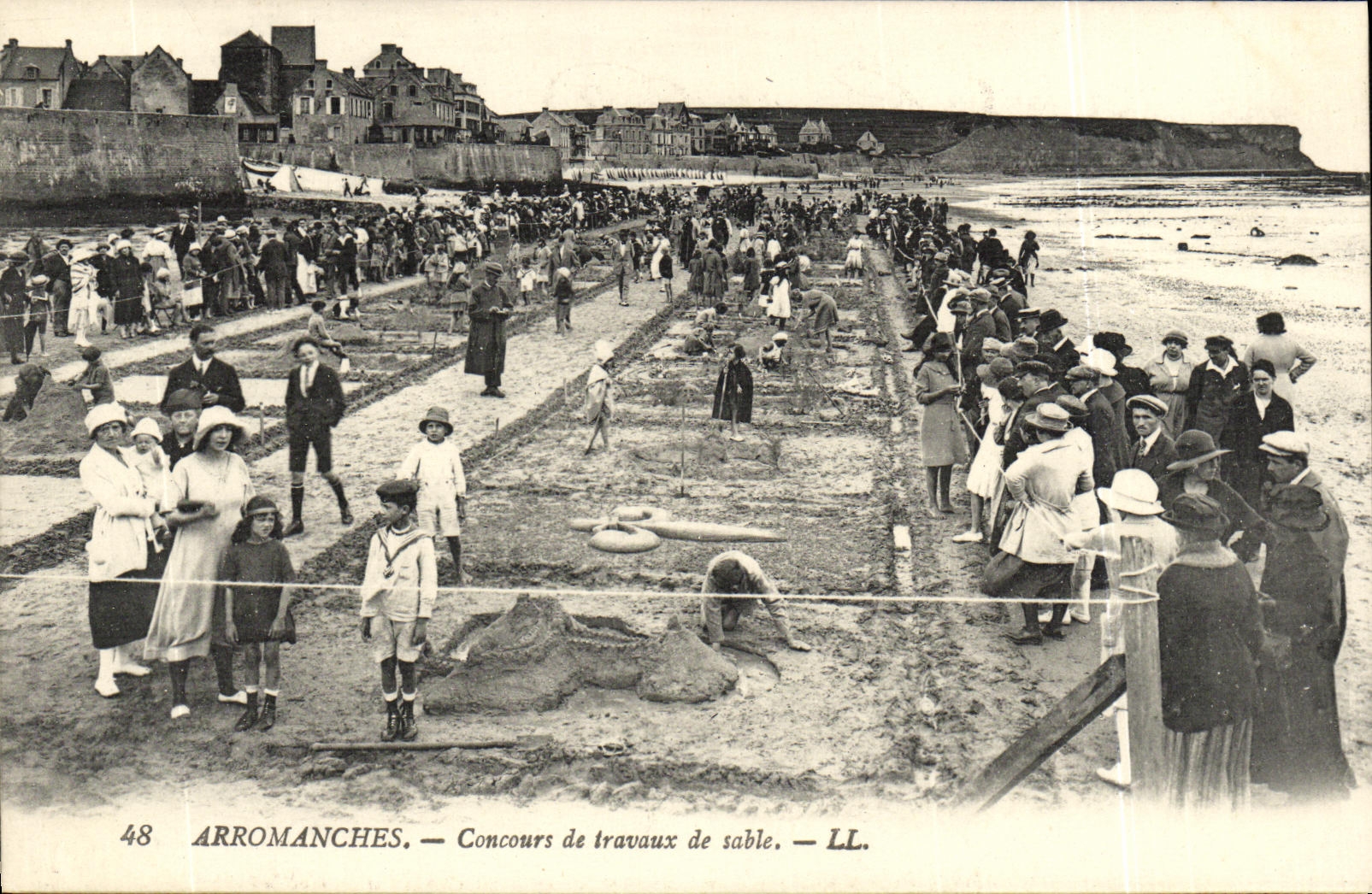 Competencia de Arromanches de la POSTAL de la VENDIMIA del trabajo de los ninos de la arena