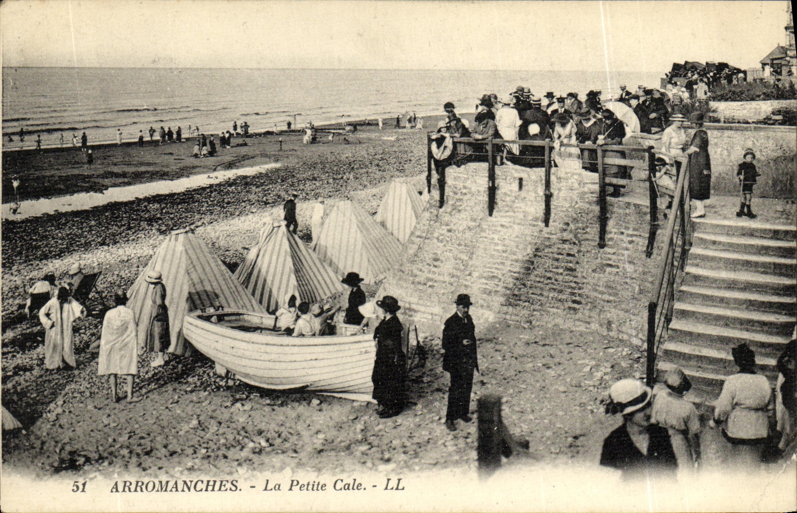 POSTAL Arromanches de la VENDIMIA el pequeno barco del asimiento