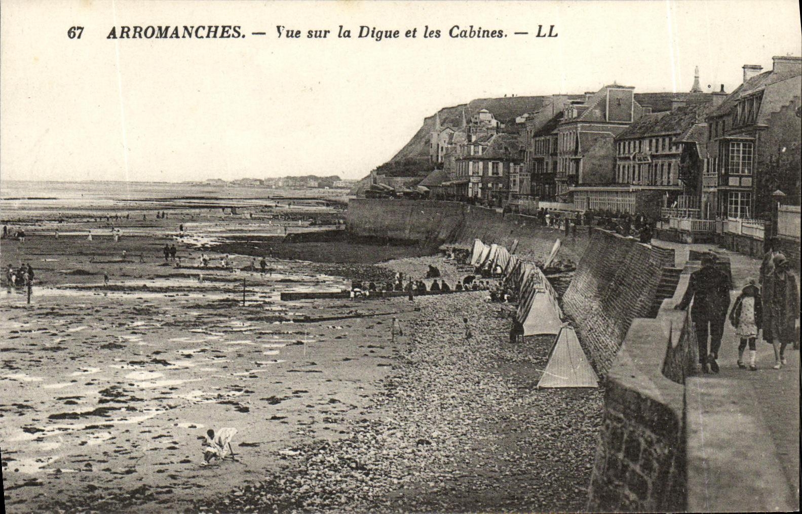 CPA Arromanches Vue Sur la Digue et les Cabines