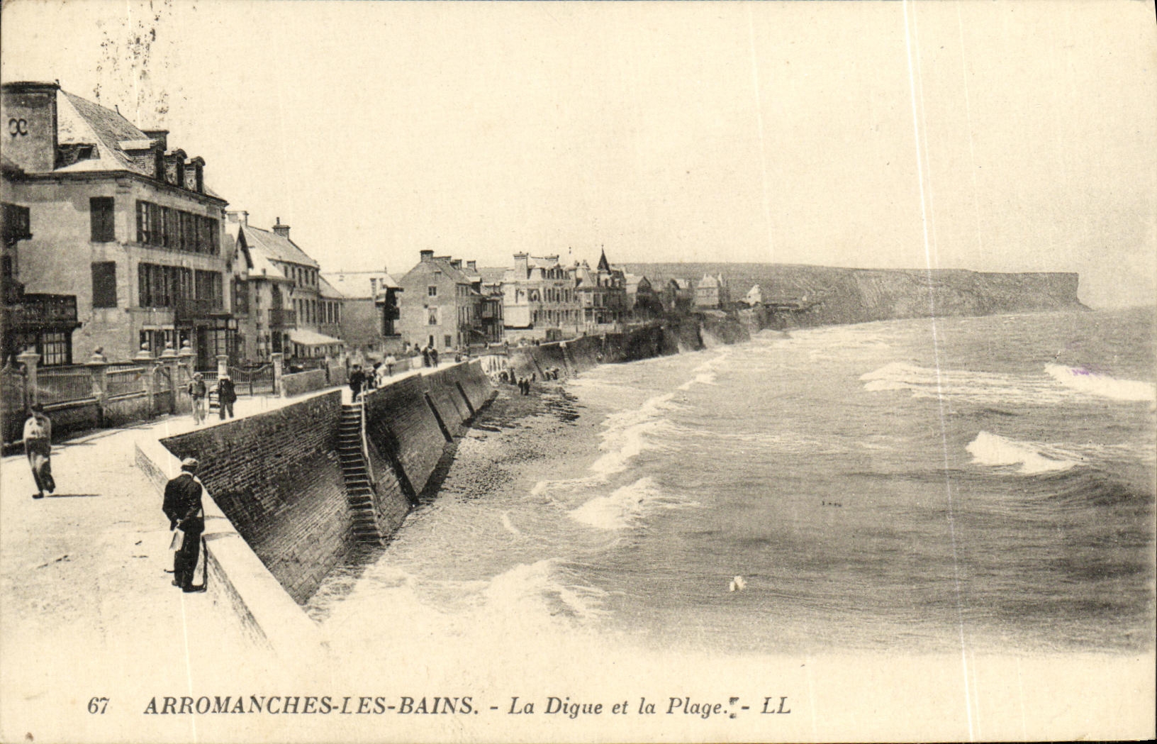 CPA Arromanches Les Bains La Digue et la Plage