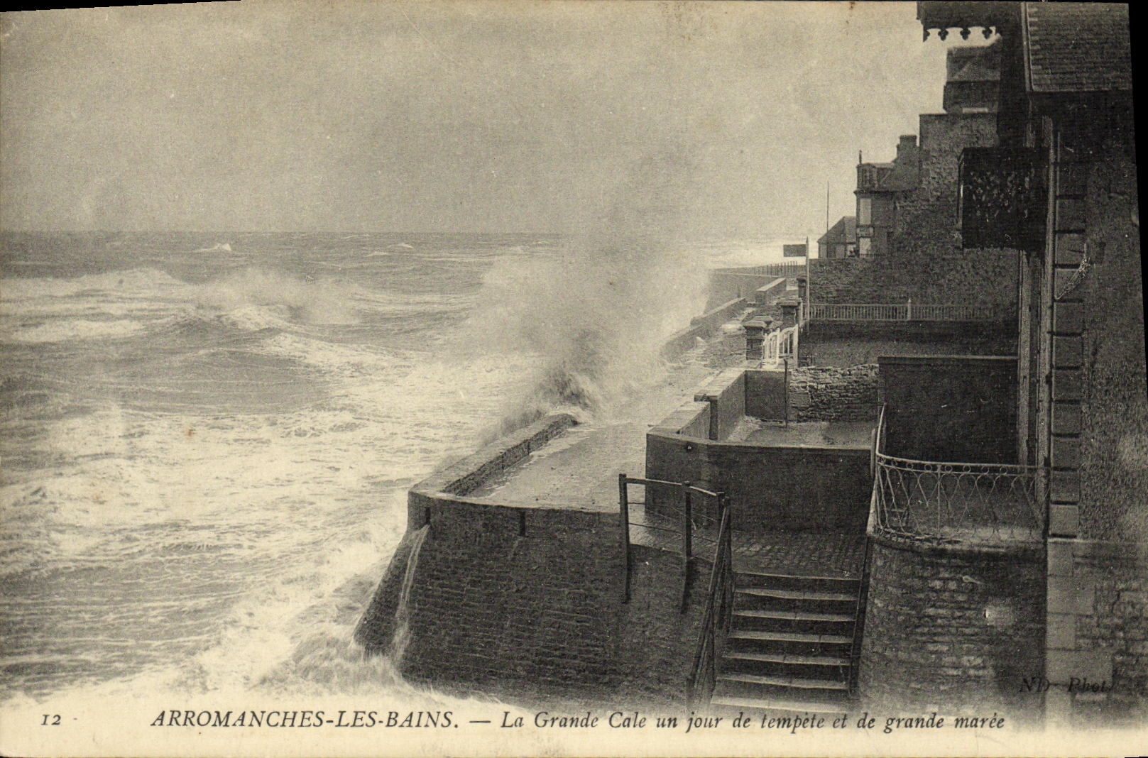 CPA Arromanches Les Bains La Grande Cale Un Jour de tempete et de grande maree