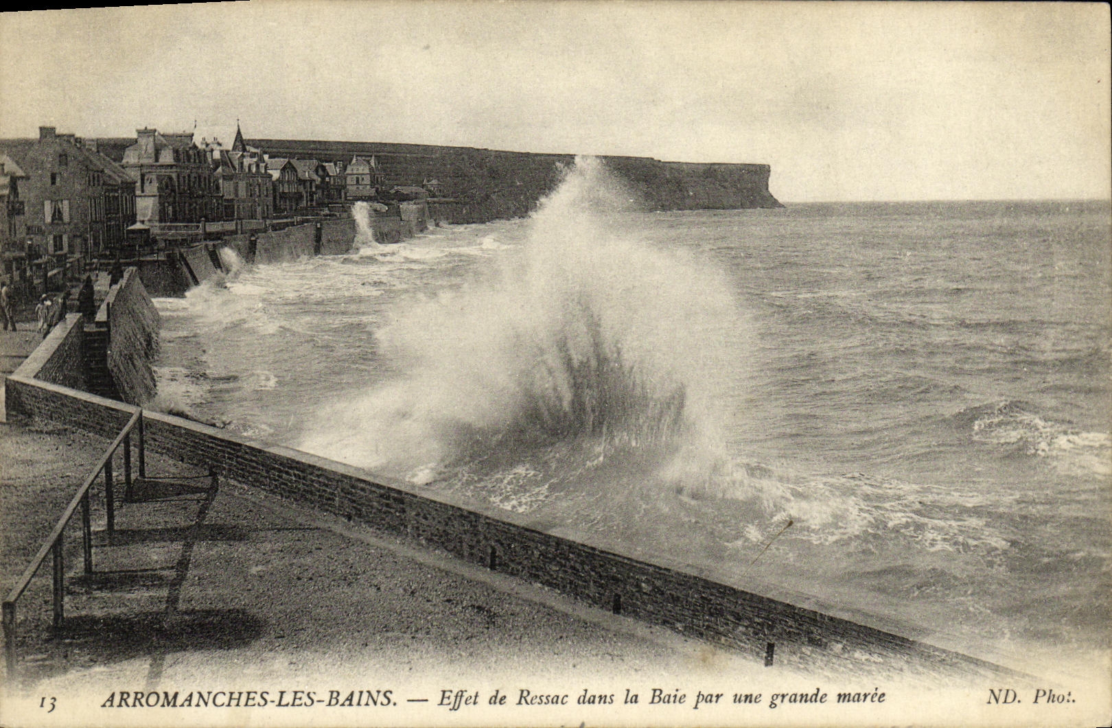 CPA Arromanches Les Bains Effet de Ressac Dans la Baie Par Une Grande Maree