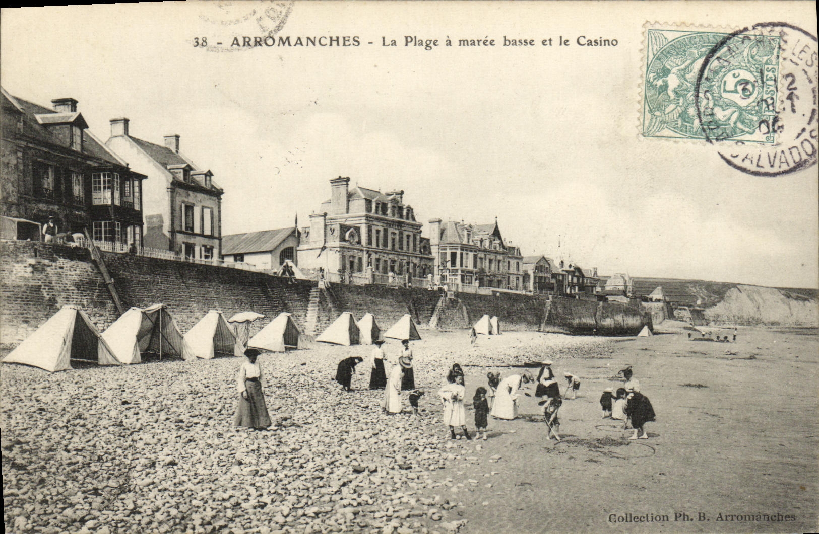 La POSTAL Arromanches de la VENDIMIA la playa tiene marea baja y el casino