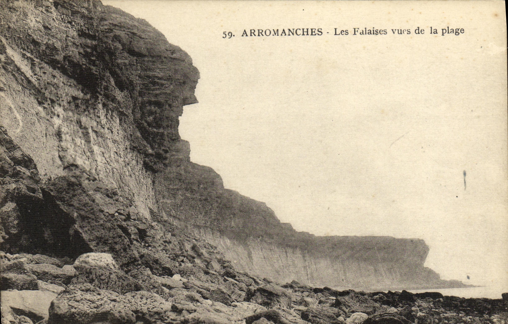 CPA Arromanches Les falaises vues de la plage
