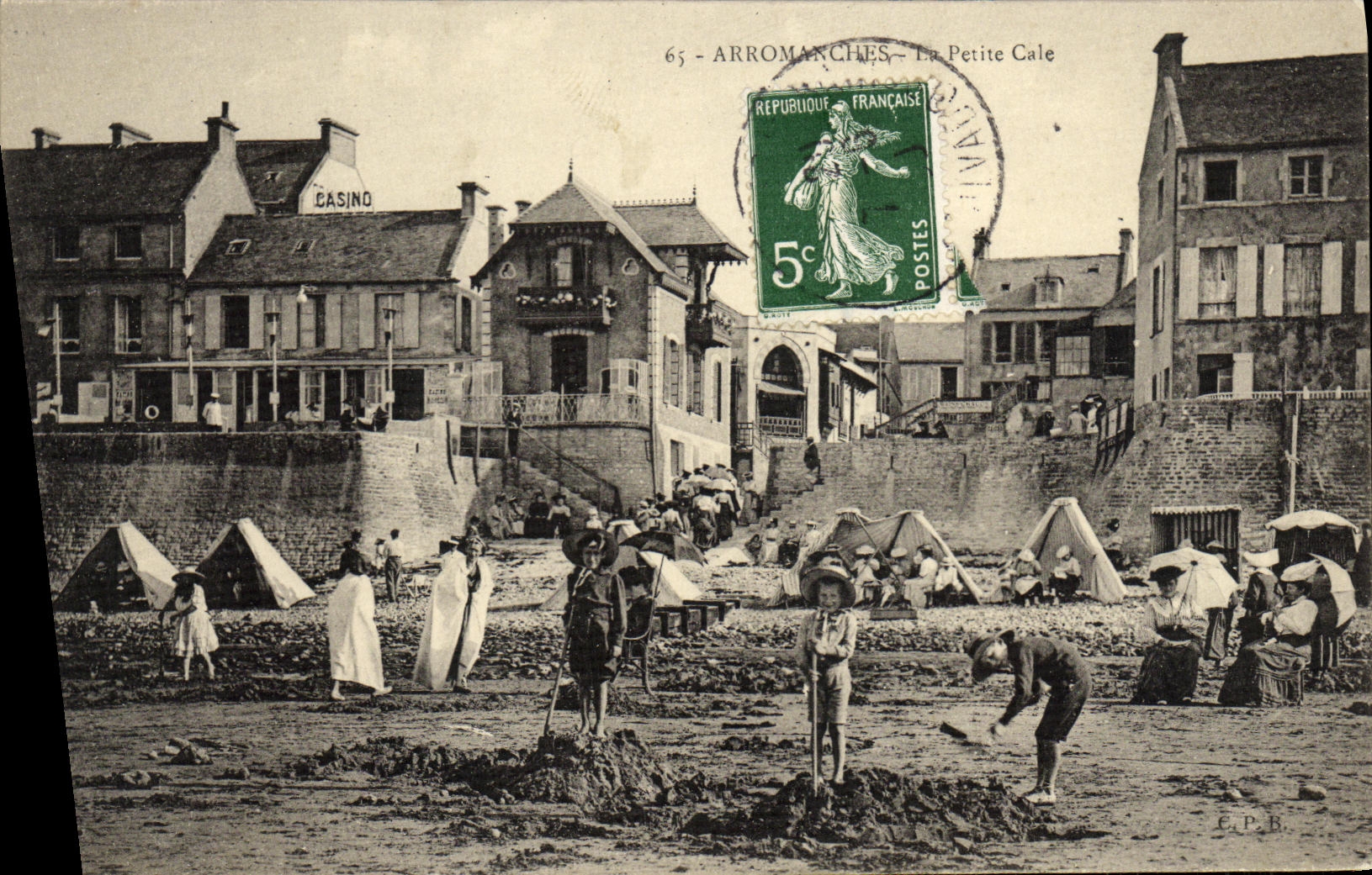 CPA Arromanches La Petite Cale Enfants