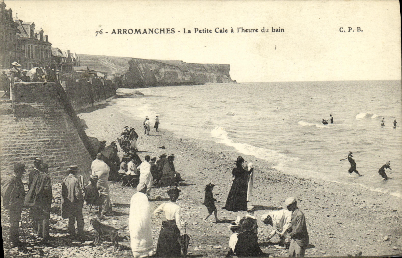 CPA Arromanches La Petite Cale a L Heure du Bain