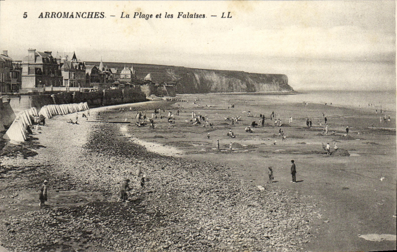 CPA Arromanches La Plage et les Falaises