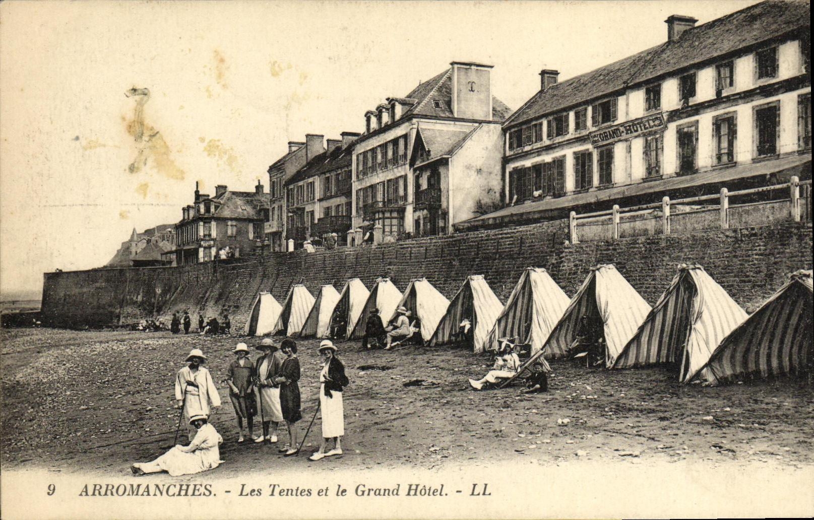 Tiendas de Arromanches de la POSTAL de la VENDIMIA y el hotel grande