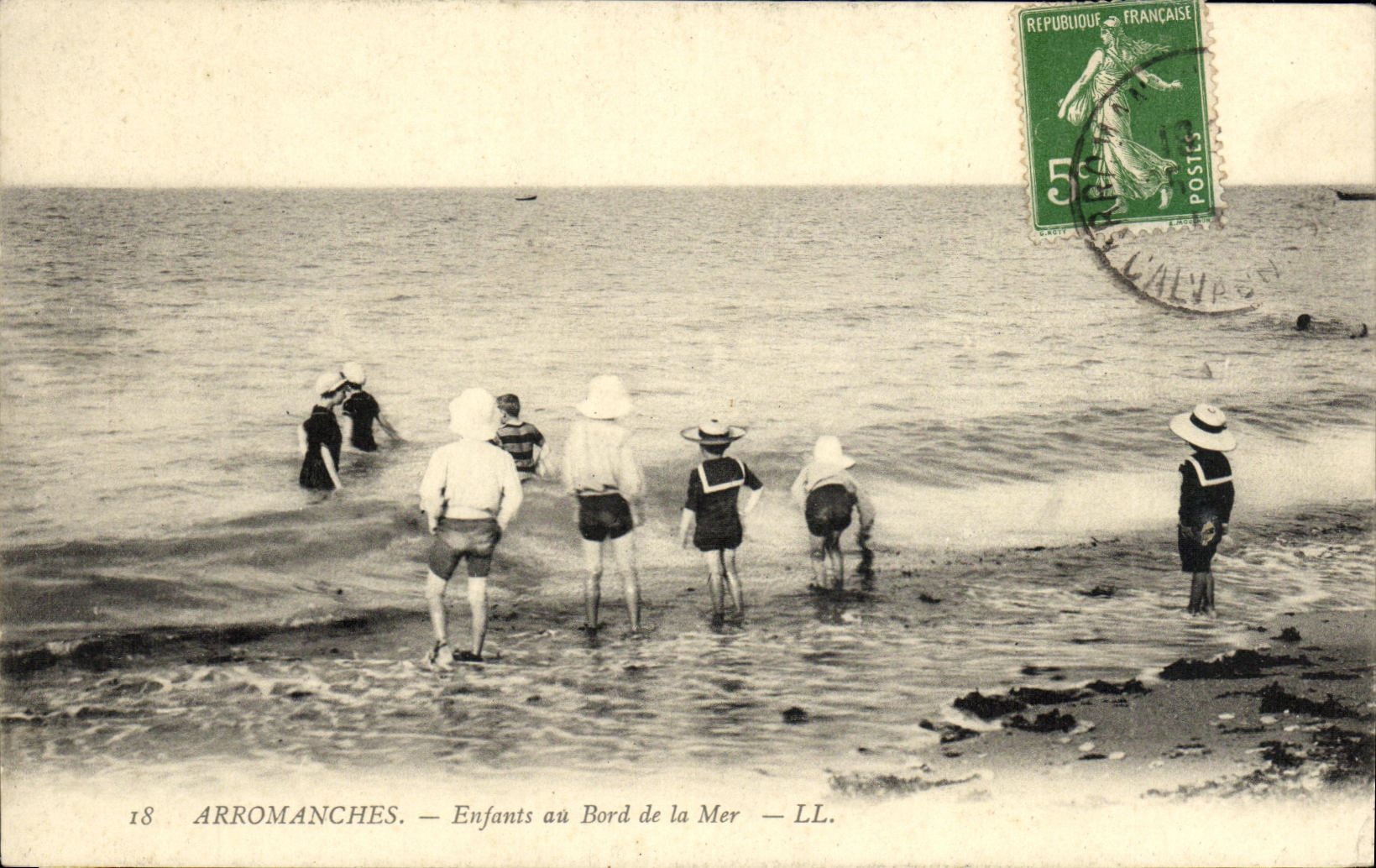 CPA Arromanches Enfants au Bord de la Mer