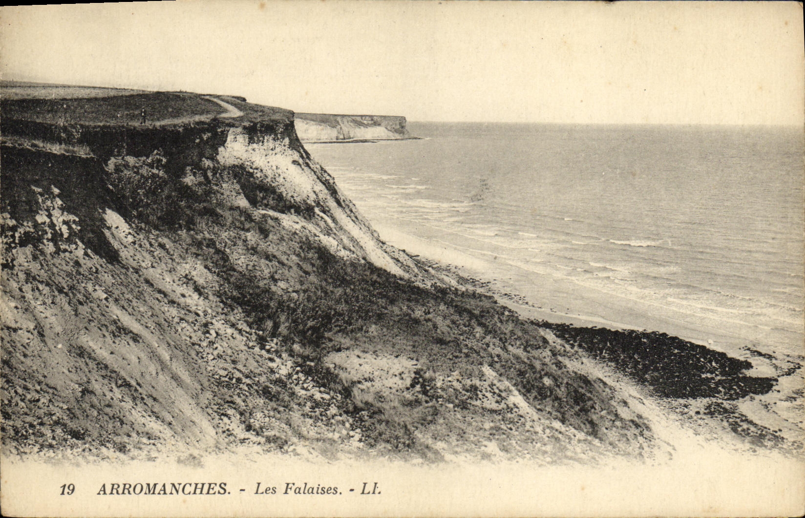 CPA Arromanches Les Falaises