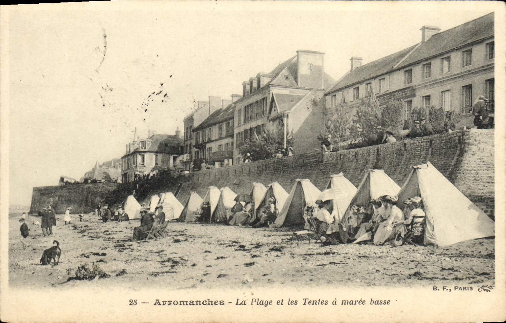 La POSTAL Arromanches de la VENDIMIA la playa y las tiendas tiene marea baja