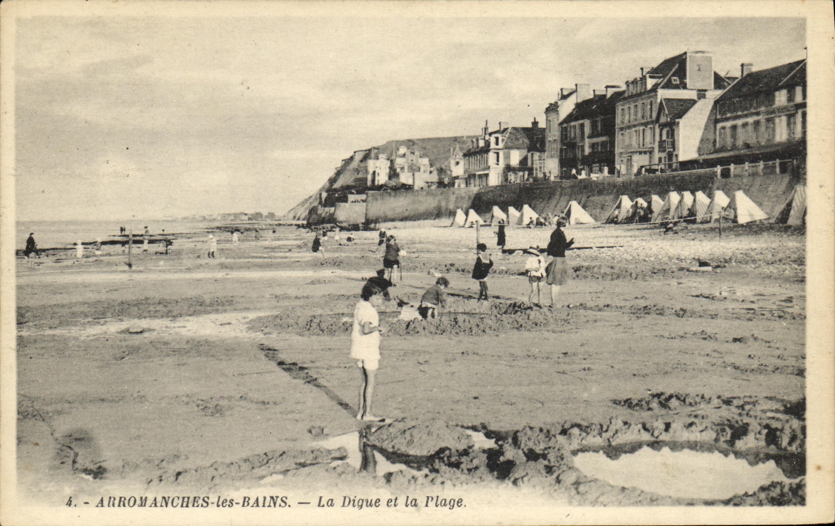 CPA Arromanches Les Bains La Digue et la Plage
