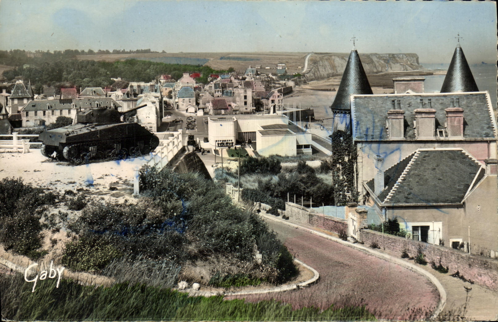 CPM Arromanches Vue D Ensemble le Tank et le Musee