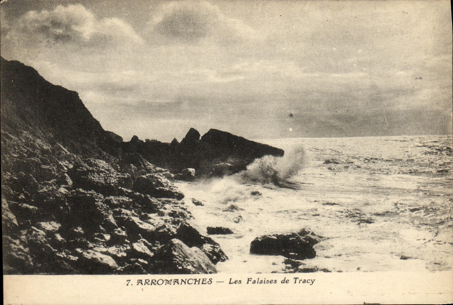 Acantilados de Arromanches de la POSTAL de la VENDIMIA de Tracy