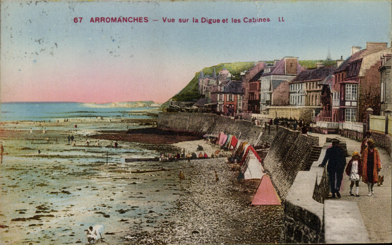 CPA Arromanches Vue Sur la Digue et les Cabines