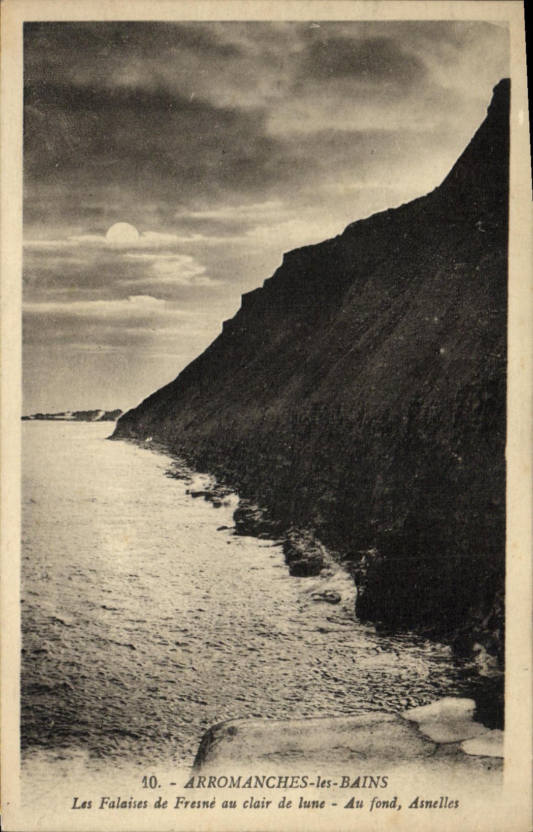 CPA Arromanches les Bains Les Falaises de Fresne au Clair de Lune Au fond Asnelles