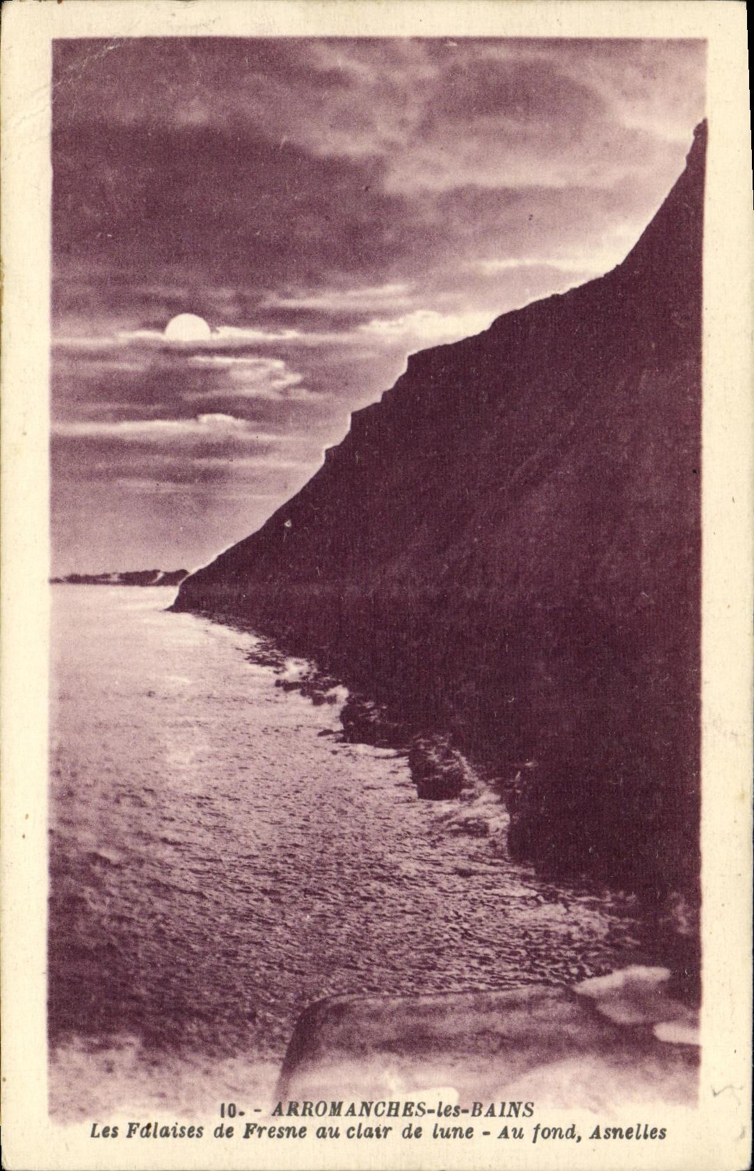 CPA Arromanches Les Bains Les Falaises de Fresne au Clair de Lune Au fond Asnelles