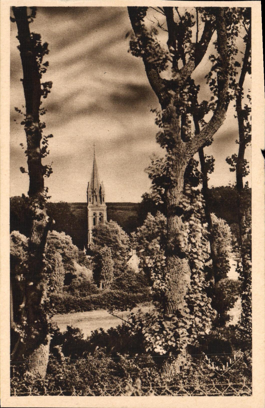 Opinion de Arromanches de la POSTAL de la VENDIMIA sobre la campana torre