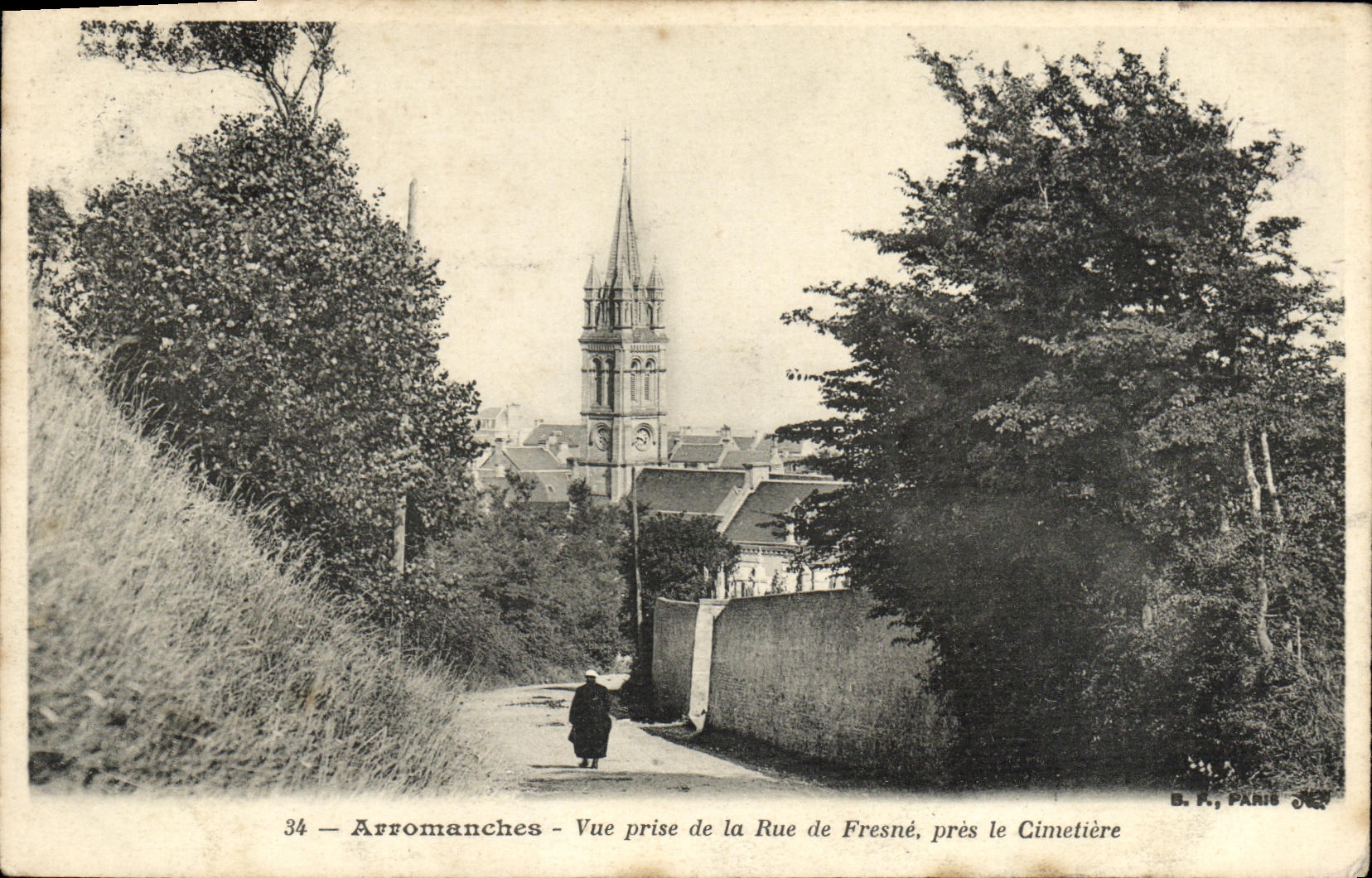 POSTAL Arromanches de la VENDIMIA vista de la calle del cierre de Fresne el cementerio