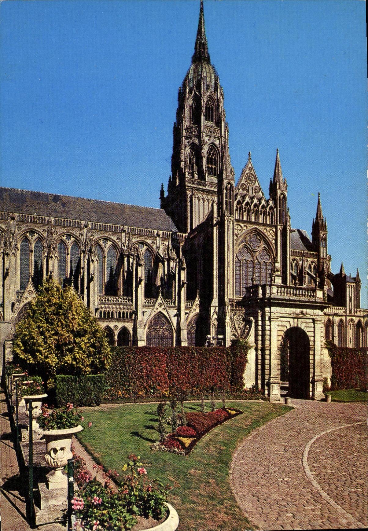 CPM Bayeux La Cathedrale
