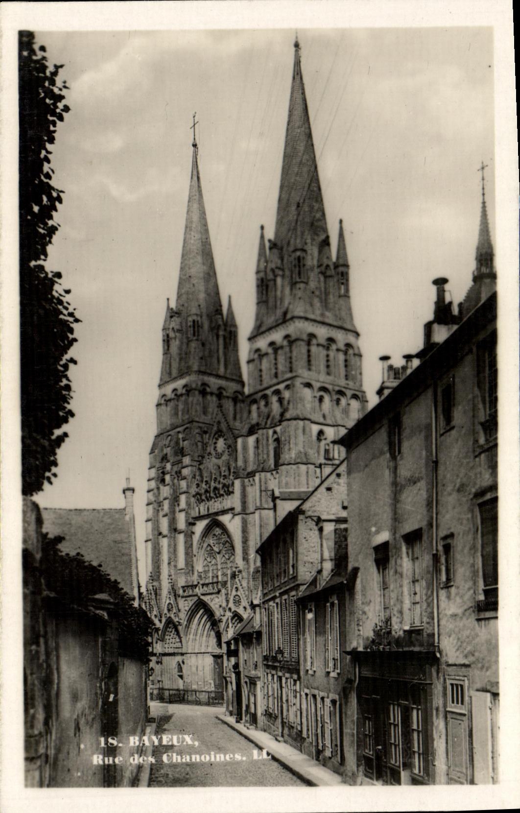 CPM Bayeux Rue Des Chanoines et la Cathedrale
