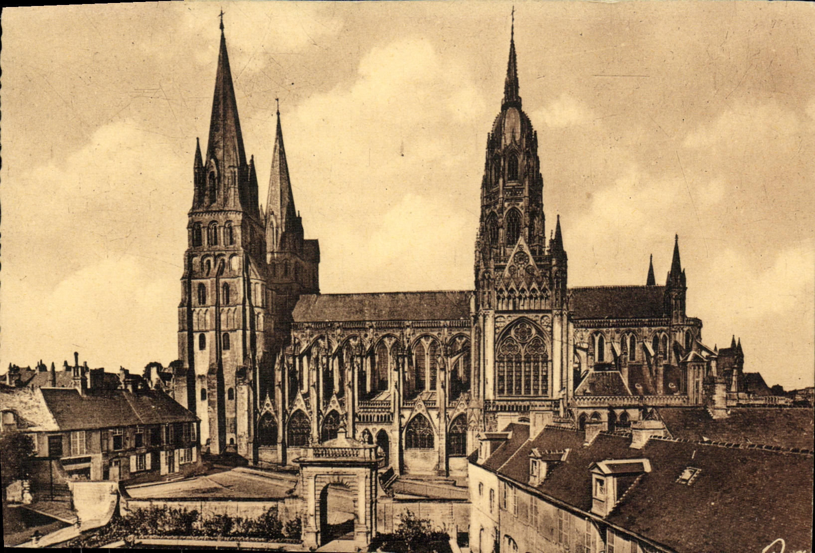 CPA Bayeux La Cathedrale Vue D Ensemble