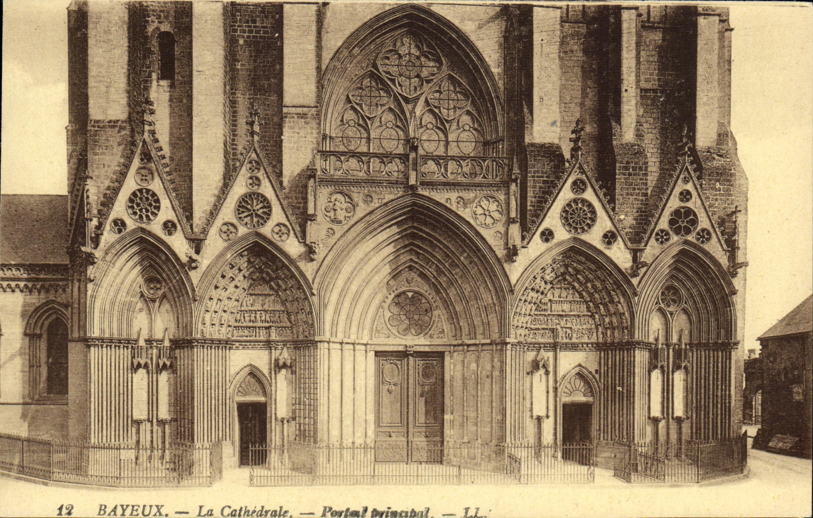 POSTAL Bayeux de la VENDIMIA la puerta del principal de la catedral