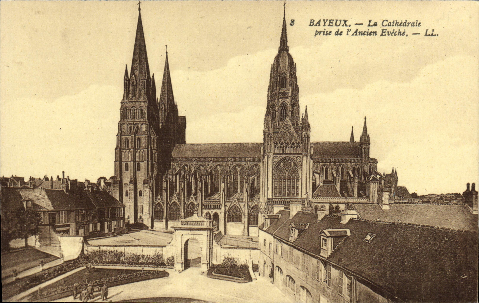 CPA Bayeux La Cathedrale Prise de L Ancien Eveche