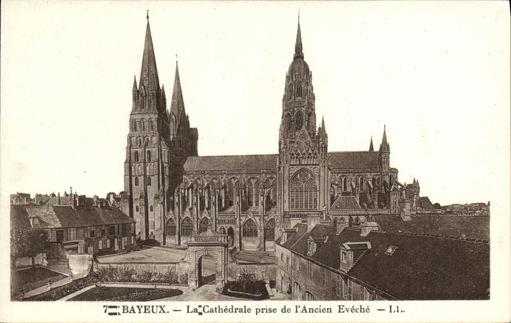 CPA Bayeux La Cathedrale Prise de L Ancien Eveche