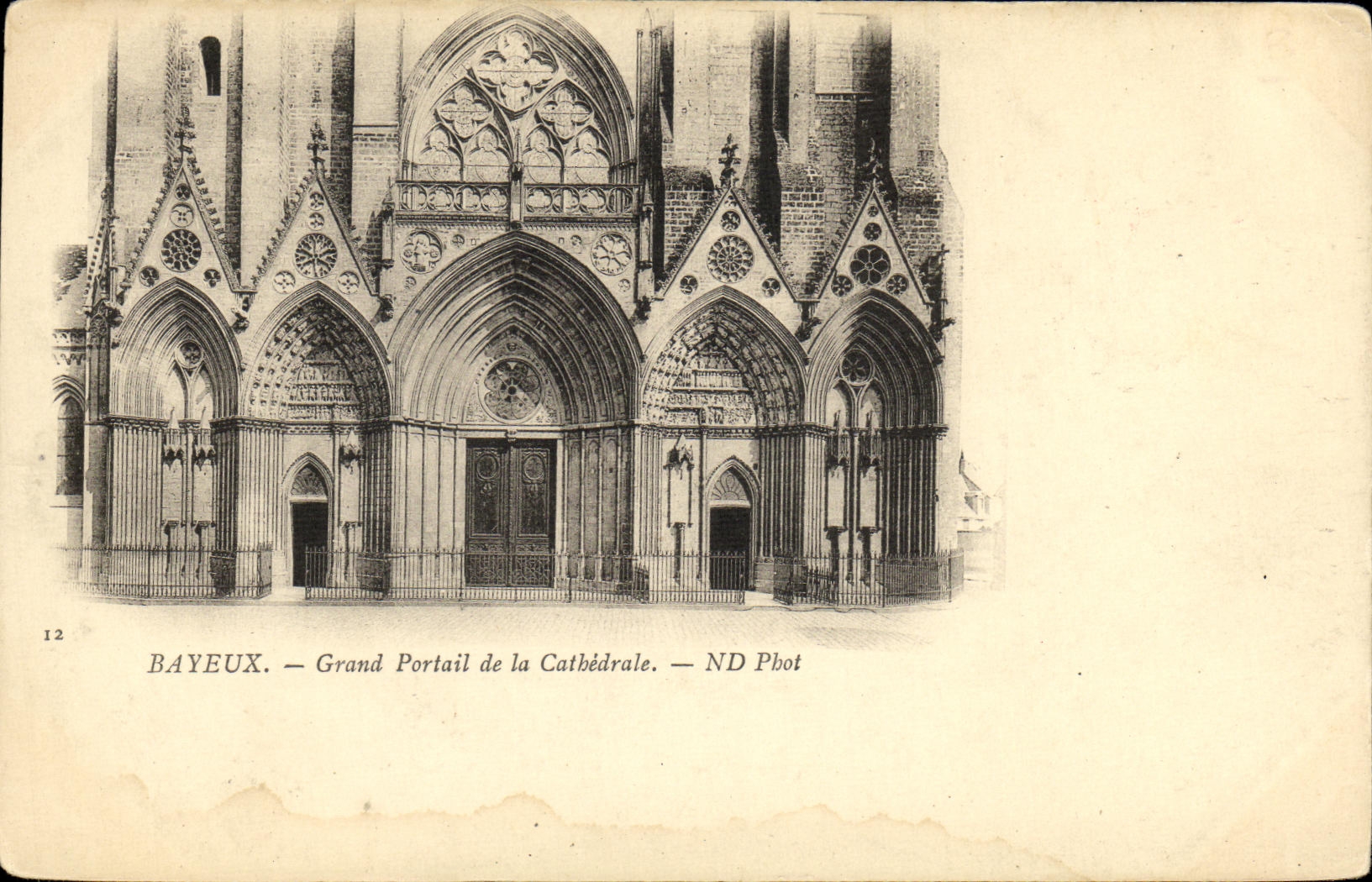 Puerta grande de Bayeux de la POSTAL de la VENDIMIA de la catedral