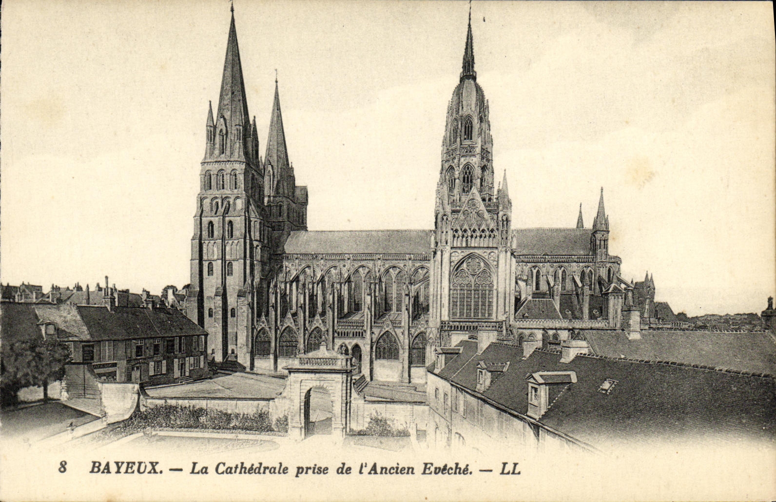 CPA Bayeux La Cathedrale Prise de L Ancien Eveche