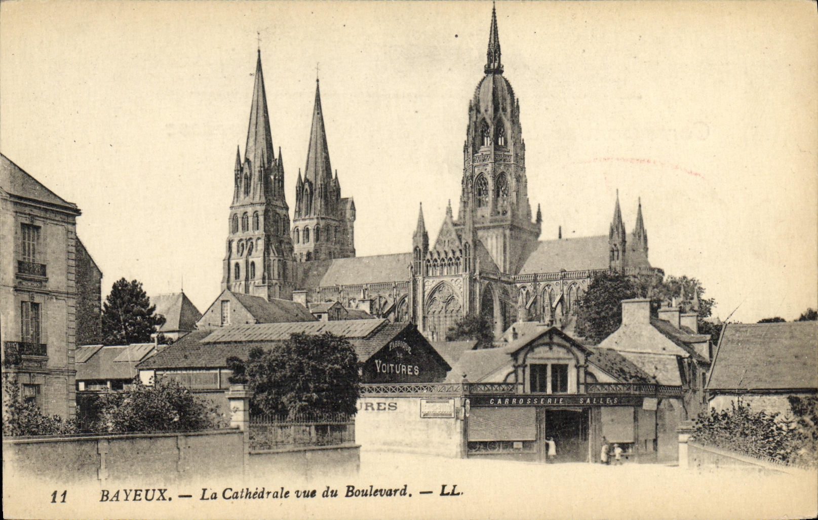 CPA Bayeux La Cathedrale Vue du Boulevard Carroserie Salles