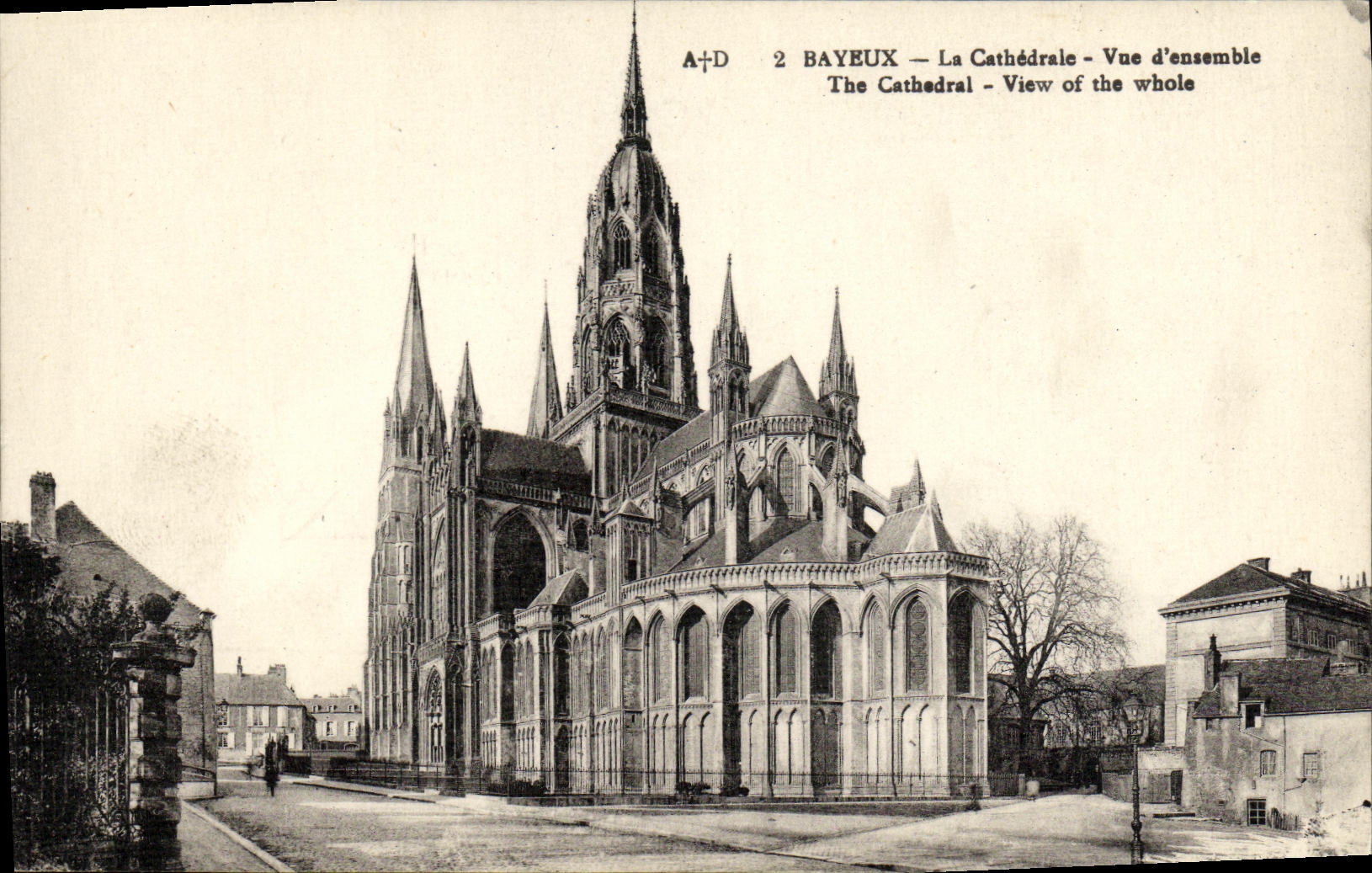 CPA Bayeux La Cathedrale Vue d ensemble
