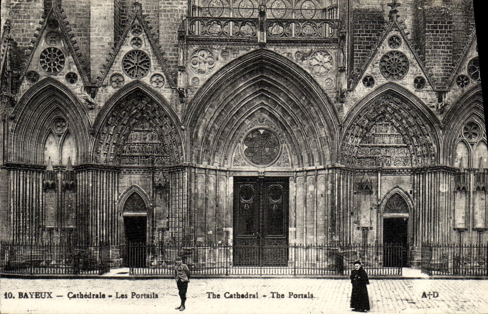 POSTAL Bayeux de la VENDIMIA las puertas de la catedral