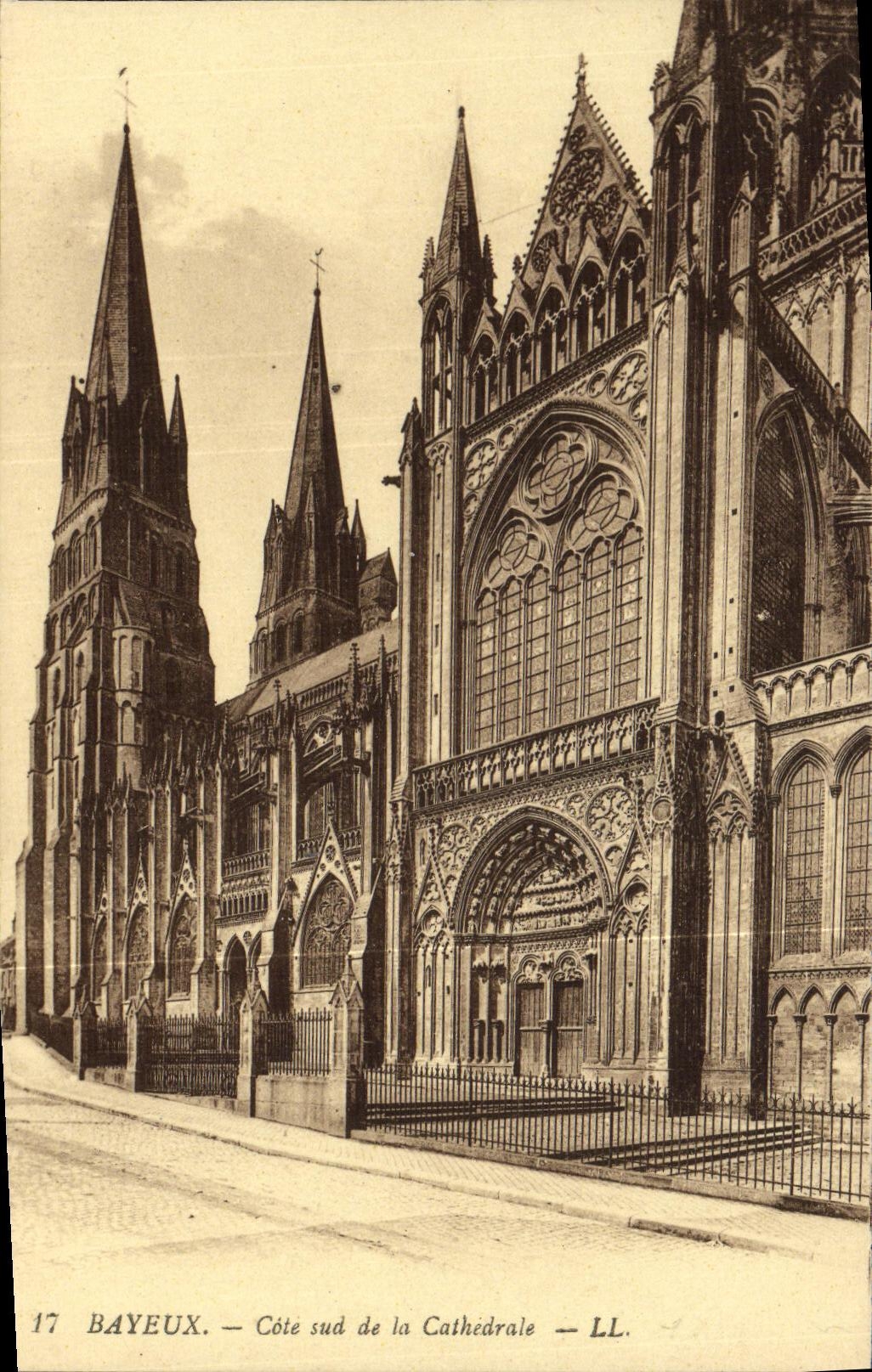 CPA Bayeux Cote sud de La Cathedrale