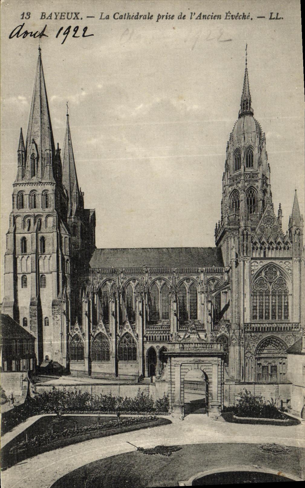 CPA Bayeux La Cathedrale Prise de L Ancien Eveche