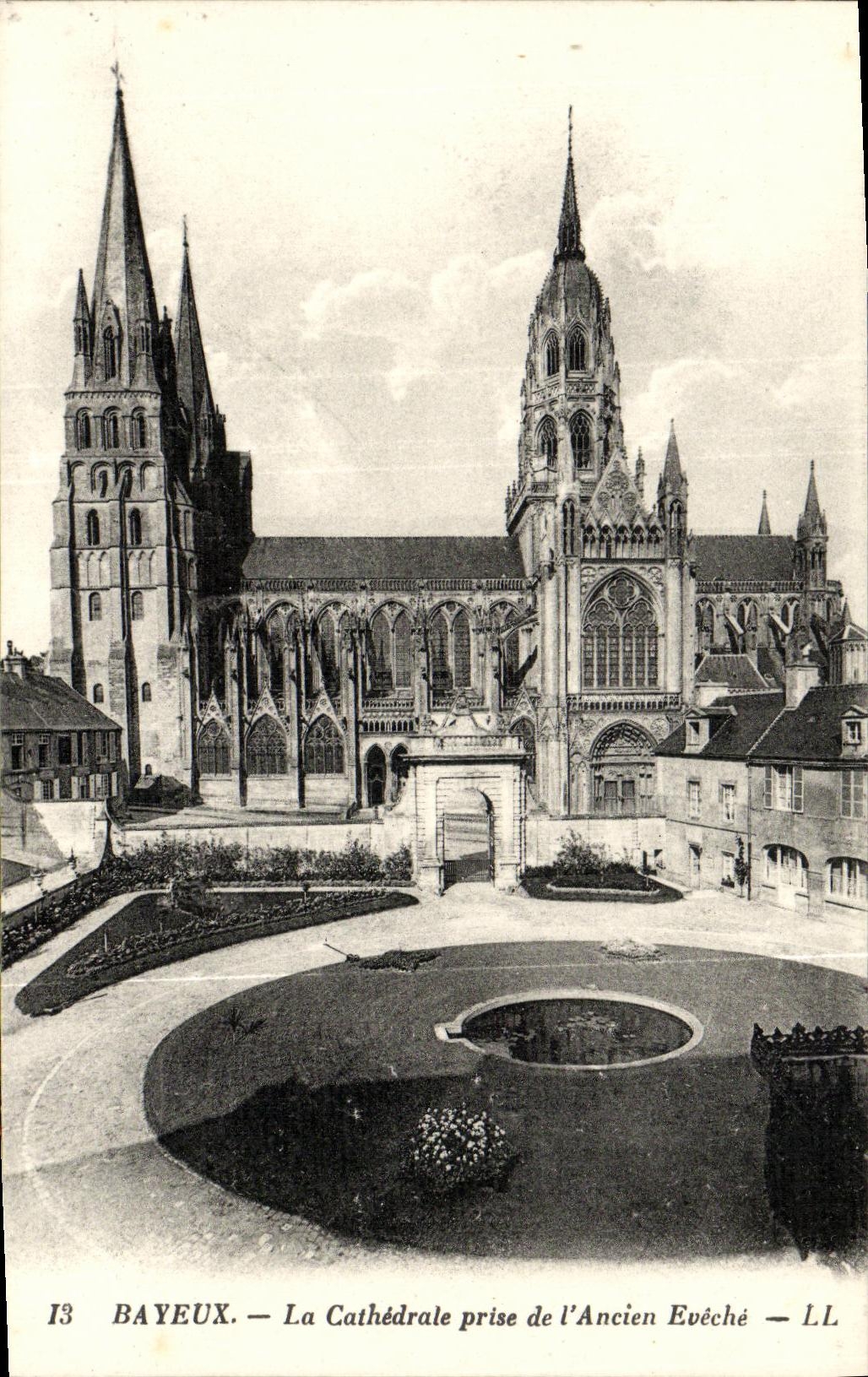 CPA Bayeux La Cathedrale Prise de L Ancien Eveche