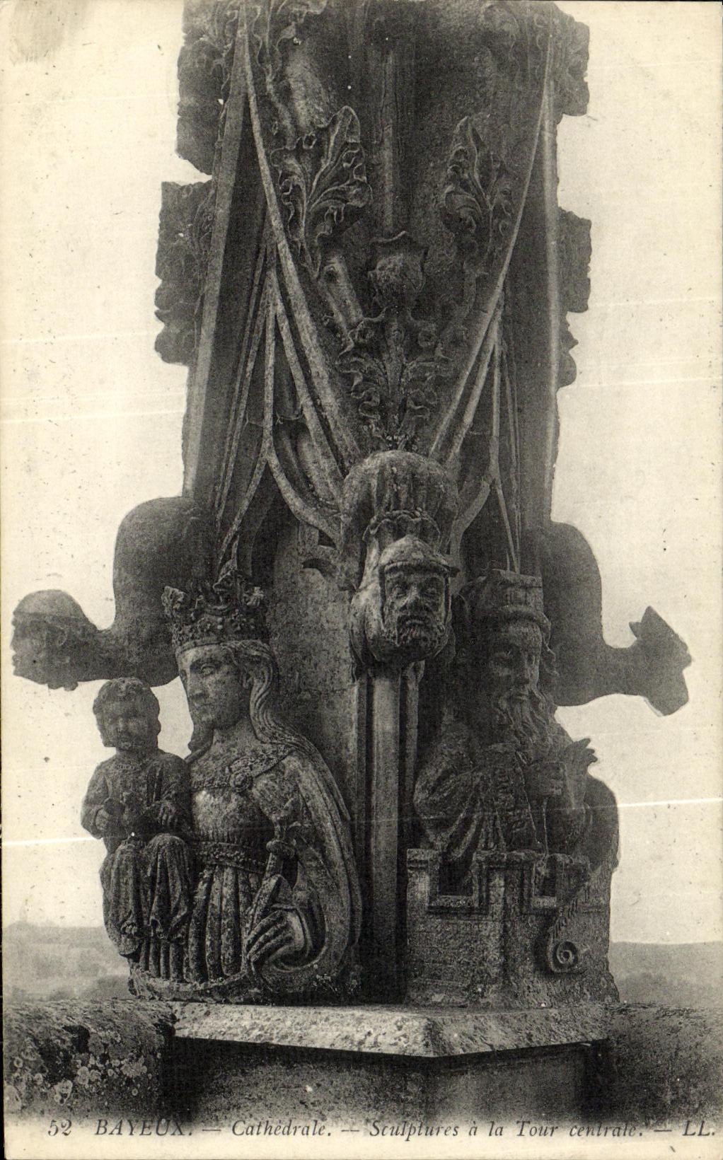 CPA Bayeux La Cathedrale Sculptures a la Tour centrale